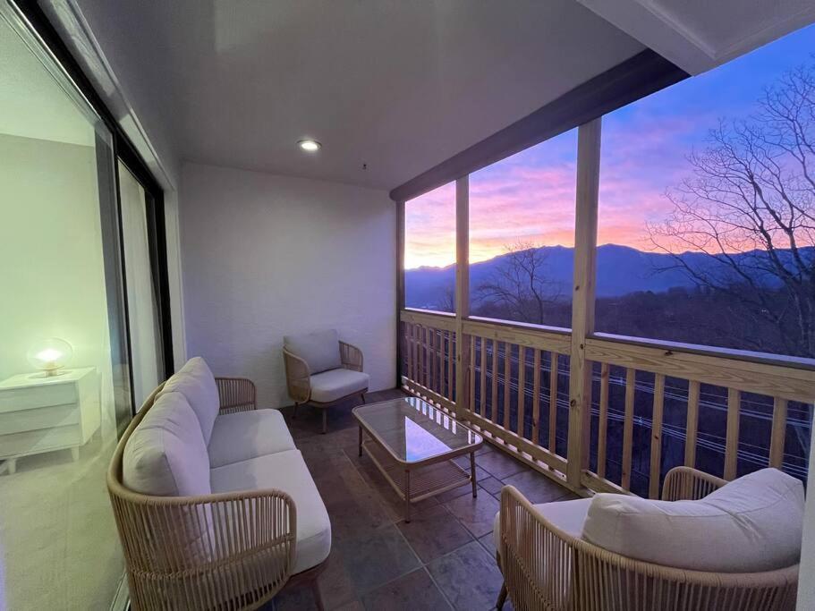 Villa Lux Retro Getaway W/ Ober & Smoky Mtn Views! Gatlinburg Esterno foto