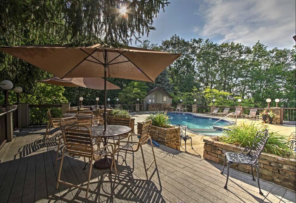 Villa Lux Retro Getaway W/ Ober & Smoky Mtn Views! Gatlinburg Esterno foto
