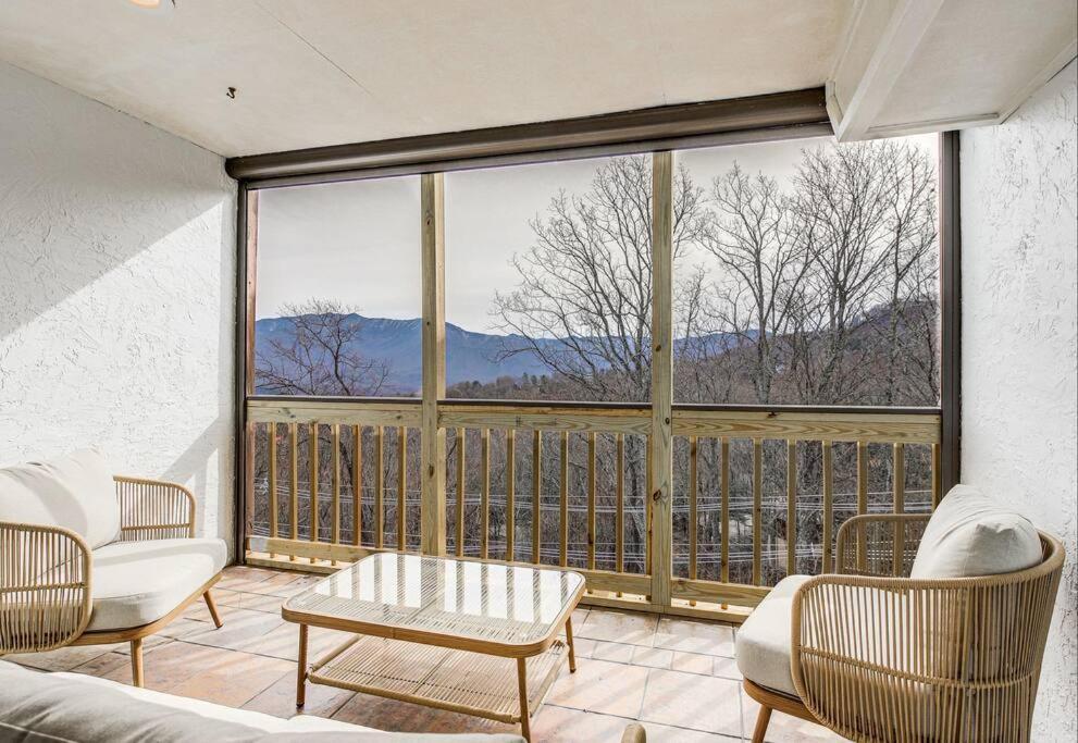 Villa Lux Retro Getaway W/ Ober & Smoky Mtn Views! Gatlinburg Esterno foto